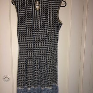 Fit and Flare geometrical sleeveless.